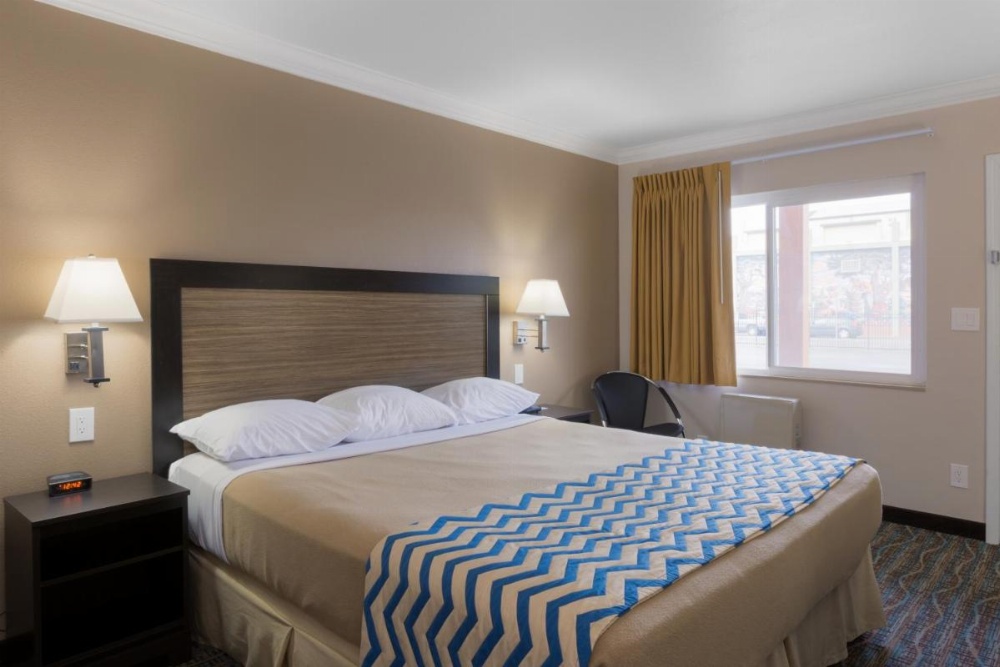 King Room with Roll-In Shower - Mobility Access/Non-Smoking